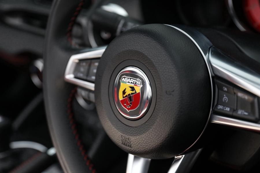 Детали интерьера Abarth 124 Spider Monza Edition (348) 2018 года  (AU) (фото 11 из 23)
